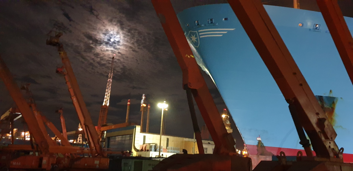 Moon light over Dry dock in Shekou.jpg